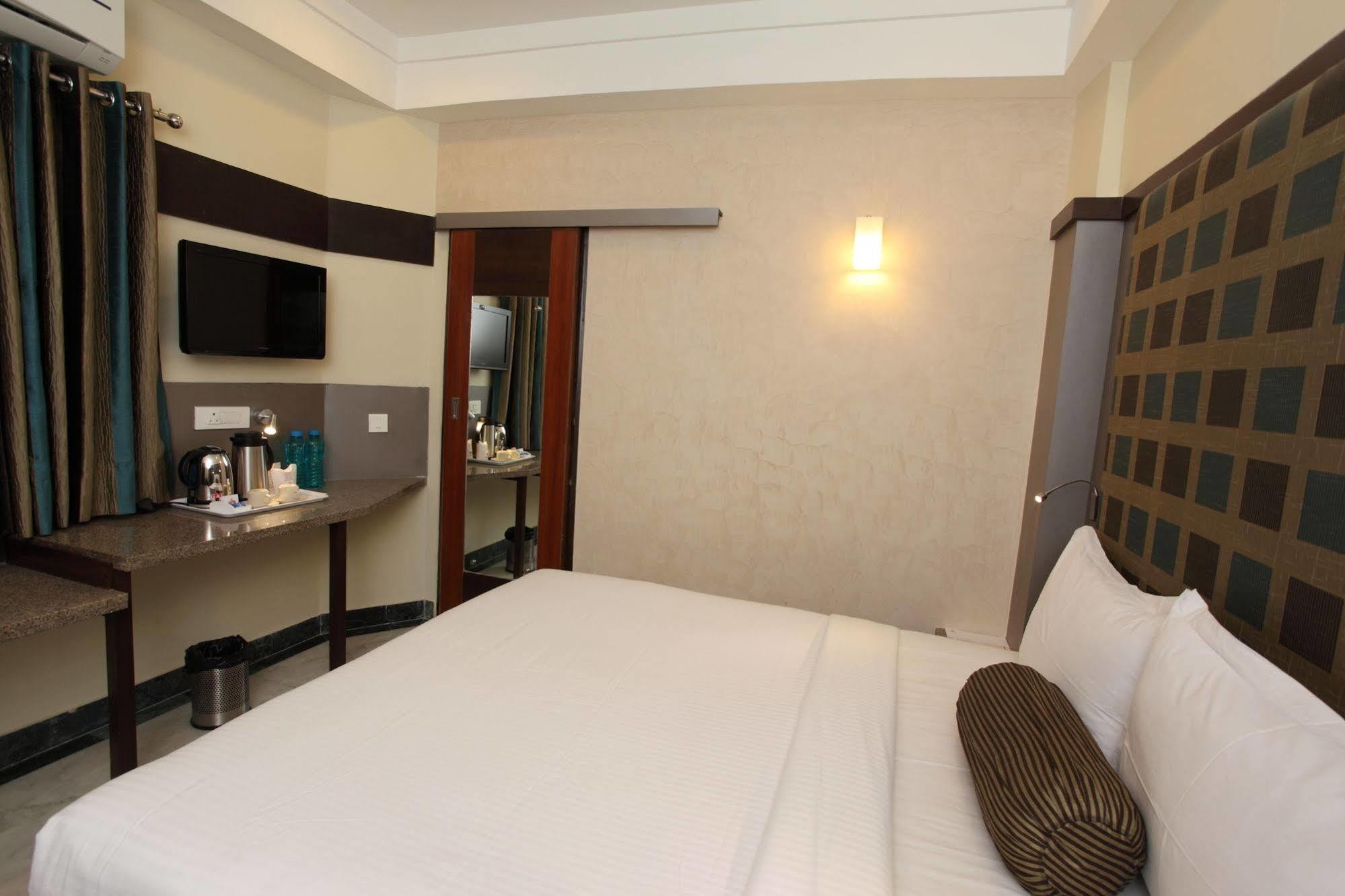 Hotel Dayal Udaipur Bagian luar foto